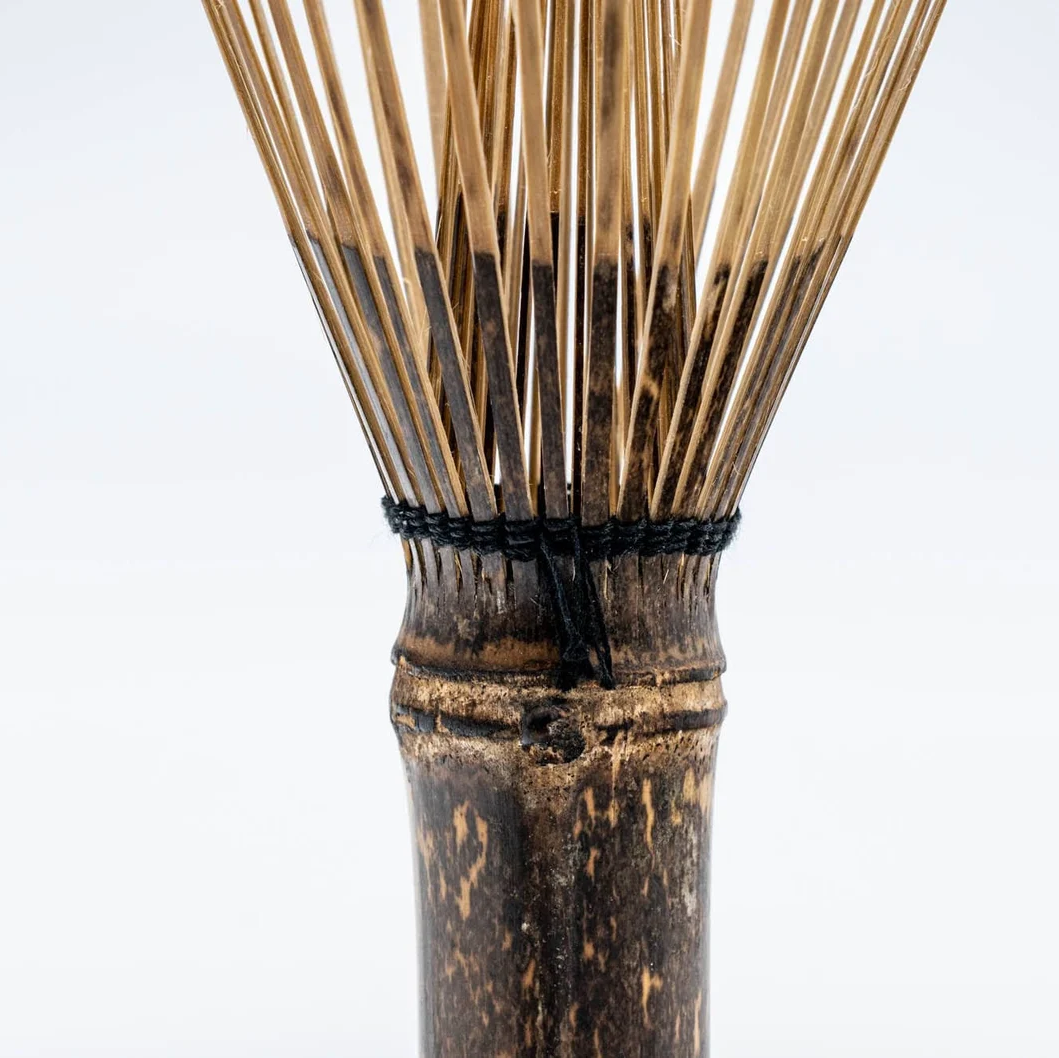 Chasen Japonés – 翠華園 Suikaen – Matcha Batidor Kurotake Ōaraho de Bambú Oscuro